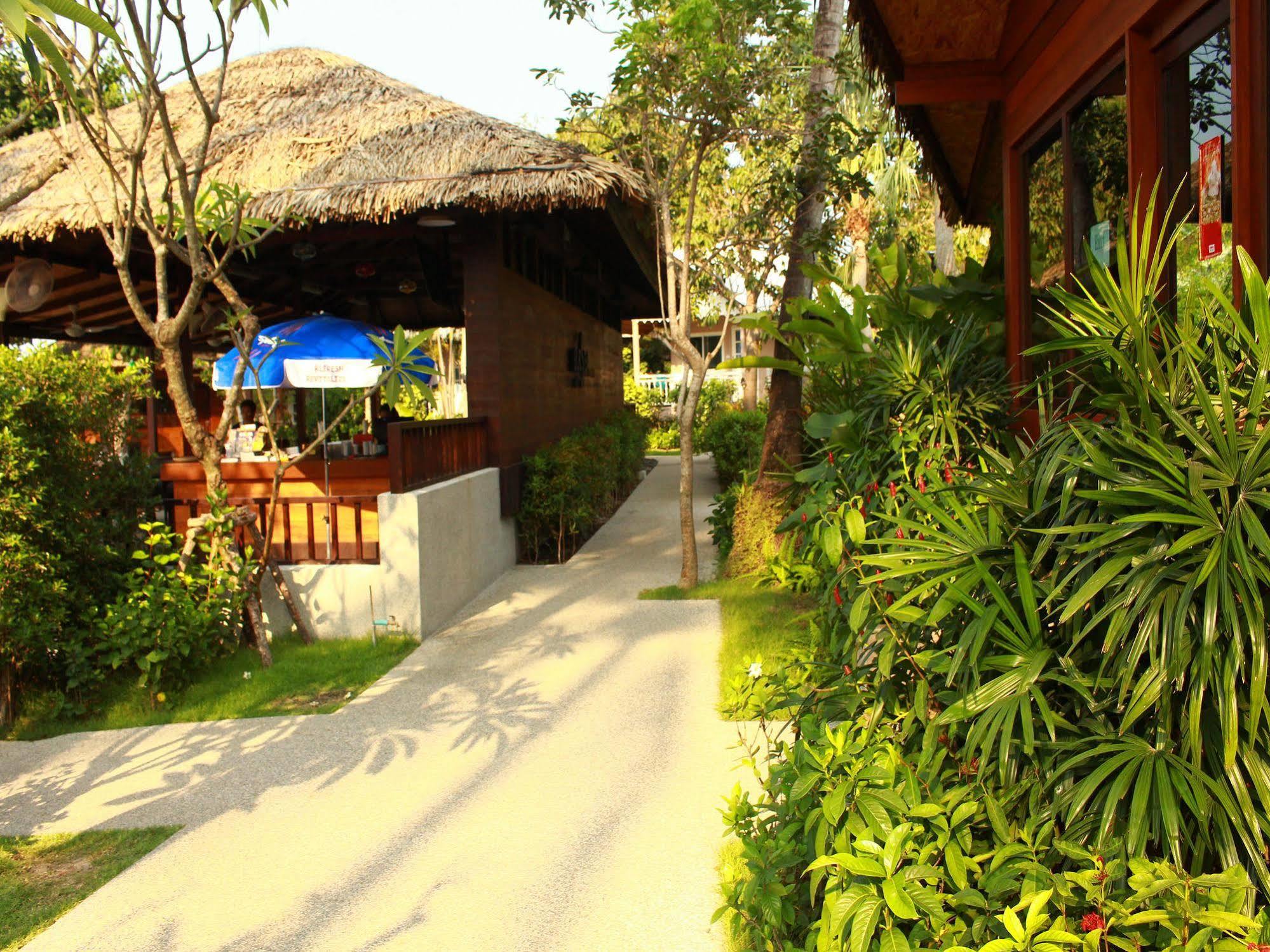 Bangrak Beach Club Бофут Екстериор снимка
