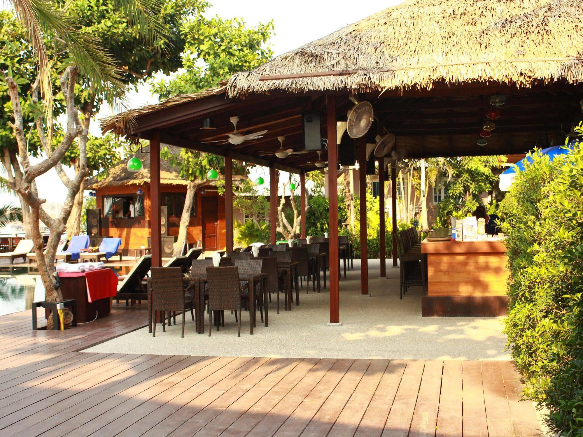 Bangrak Beach Club Бофут Екстериор снимка