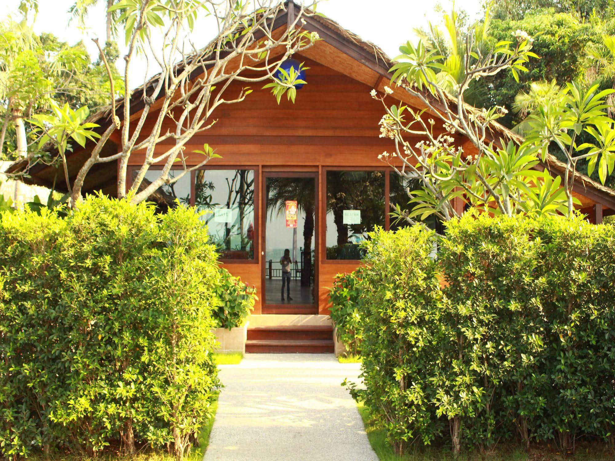 Bangrak Beach Club Бофут Екстериор снимка